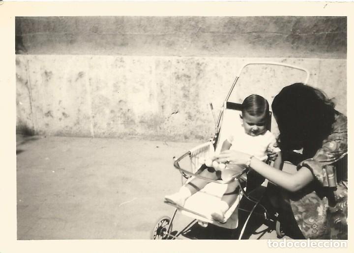 Fotografia antica: ** A778 - FOTOGRAFIA - SE&Ntilde;ORA CON UN NI&Ntilde;O EN SU COCHECITO - RF. C75