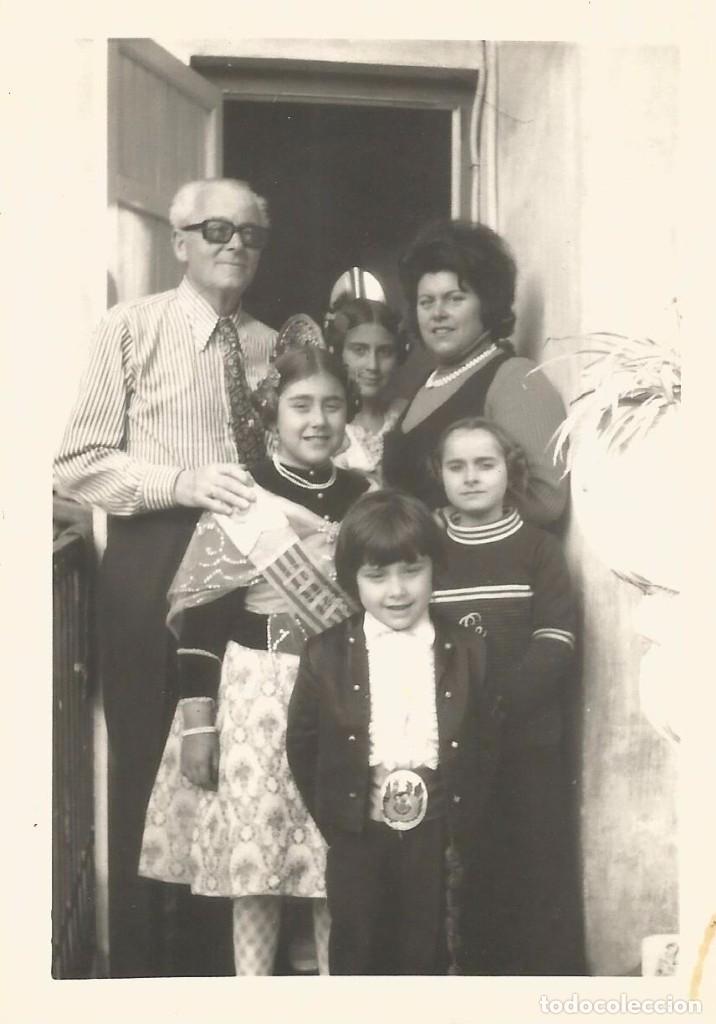 Fotografia antica: ** A779 - FOTOGRAFIA - JOVENES FALLEROS CON SU FAMILIA - RF. C75