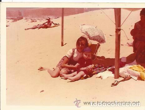 Alte Fotografie: *** CC401 - FOTOGRAFIA - JOVENCITA Y BEB&Eacute; EN LA PLAYA