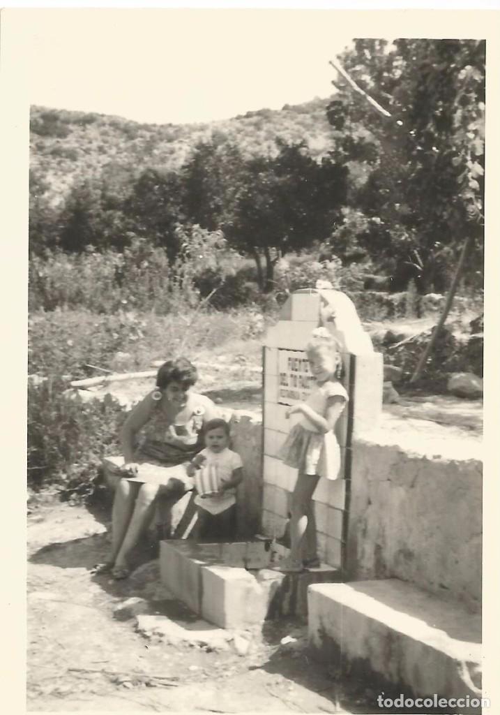 Alte Fotografie: ** A787 - FOTOGRAFIA - SE&Ntilde;ORA CON DOS NI&Ntilde;OS JUNTO A UNA FUENTE - RF. C75