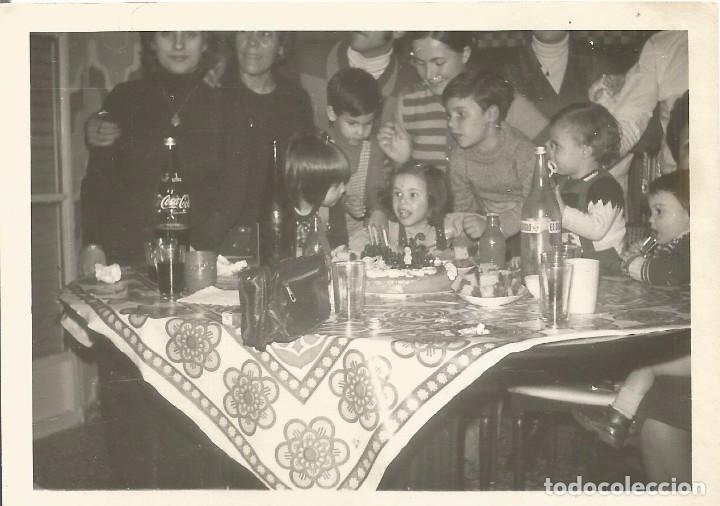 Alte Fotografie: ** A794 - FOTOGRAFIA - JOVENCITOS EN UN CUMPLEA&Ntilde;OS - RF. C75