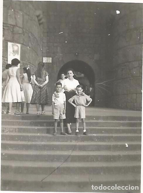 Alte Fotografie: ** FP341 - FOTOGRAFIA PEQUE&Ntilde;O FORMATO - SE&Ntilde;ORA CON DOS JOVENCITOS - 6 X 4,5 CM. - RF. C75