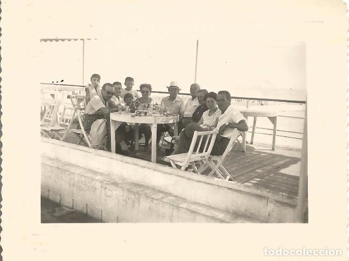 Alte Fotografie: :::: AB105 - FOTOGRAFIA - GRUPO DE AMIGOS TOMANDO COPAS