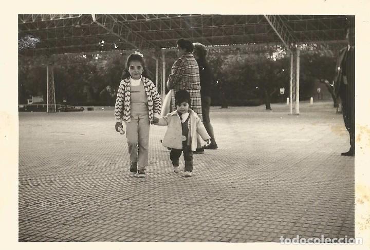 Fotografia antica: :::: AB106 - FOTOGRAFIA - DOS NI&Ntilde;ITAS COGIDAS DE LA MANO
