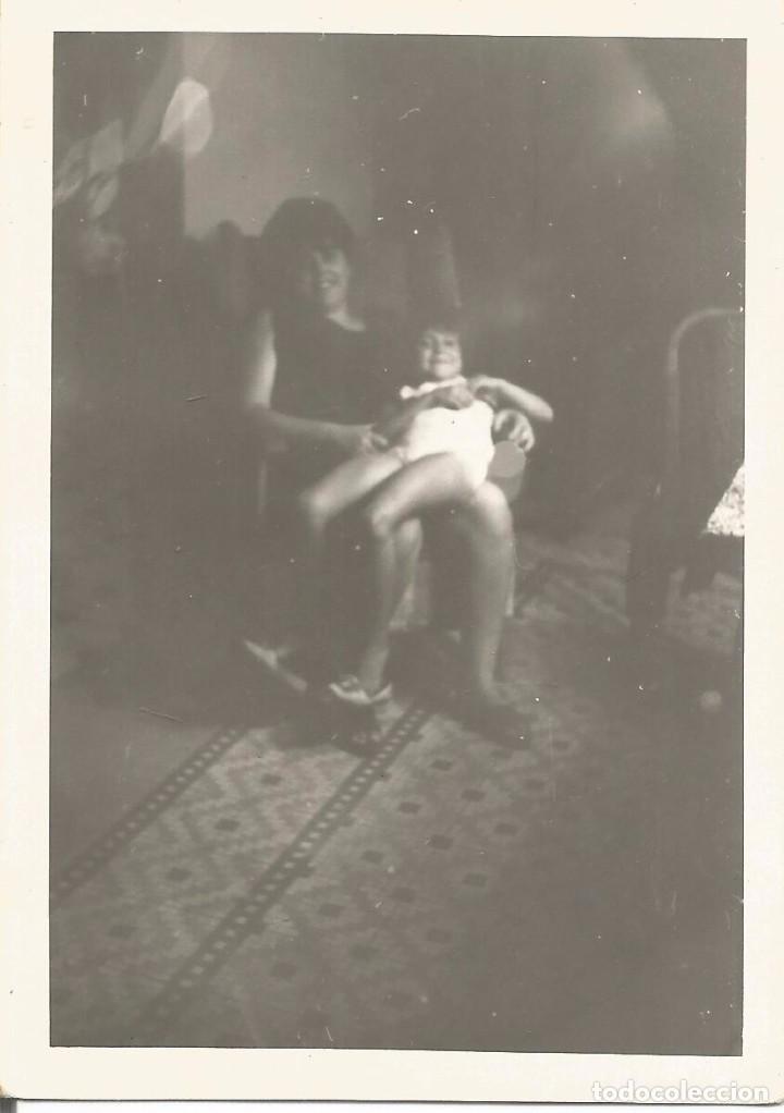 Fotografia antica: :::: AB107 - FOTOGRAFIA - SE&Ntilde;ORA CON JOVENCITO EN BRAZOS
