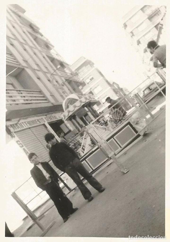 Fotografia antica: *** AB116 - FOTOGRAFIA - DOS JOVENCITOS JUNTO A UNA FALLA INFANTIL