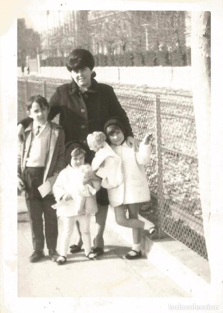 Fotografia antica: ** AB151 - FOTOGRAFIA - SE&Ntilde;ORA CON SUS TRES NI&Ntilde;OS - RF. C75