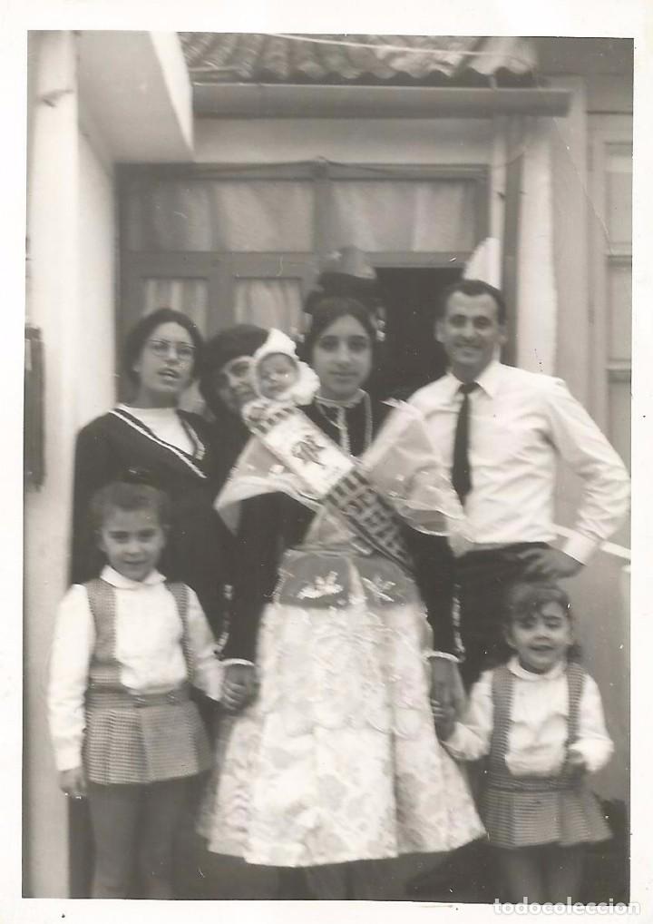 Fotografia antica: == AB153 - FOTOGRAFIA - FALLERA CON SU FAMILIA