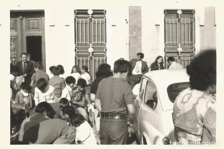 Fotograf&iacute;a antigua: :::: C227 - FOTOGRAFIA - GRUPO DE GENTE JUNTO A UN SEAT 600