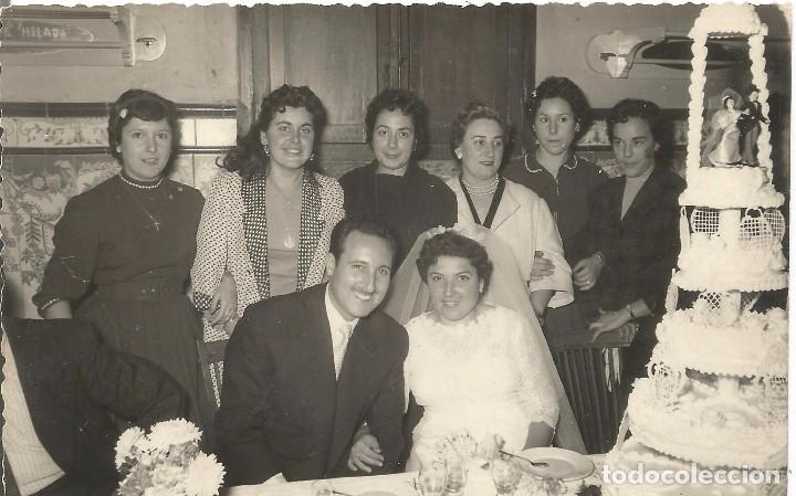 Fotograf&iacute;a antigua: :::: C325 - FOTOGRAFIA - PAREJA DE NOVIOS CON SUS AMIGOS