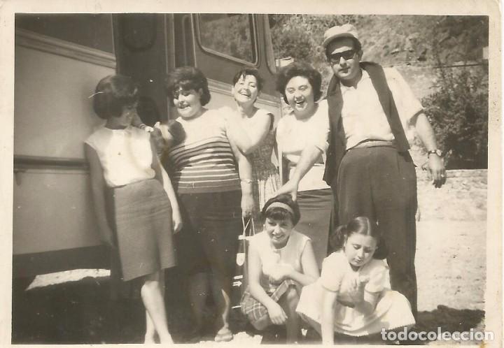 Antique Photography: *** AB184 - FOTOGRAFIA - GRUPO DE AMIGOS JUNTO A UN AUTOBUS
