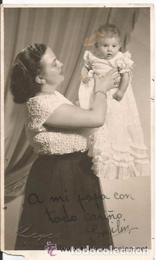 Antique Photography: *** D719 - FOTOGRAFIA - JOVEN MAMA CON SU BEB&Eacute; EN MANTILLAS - 1956