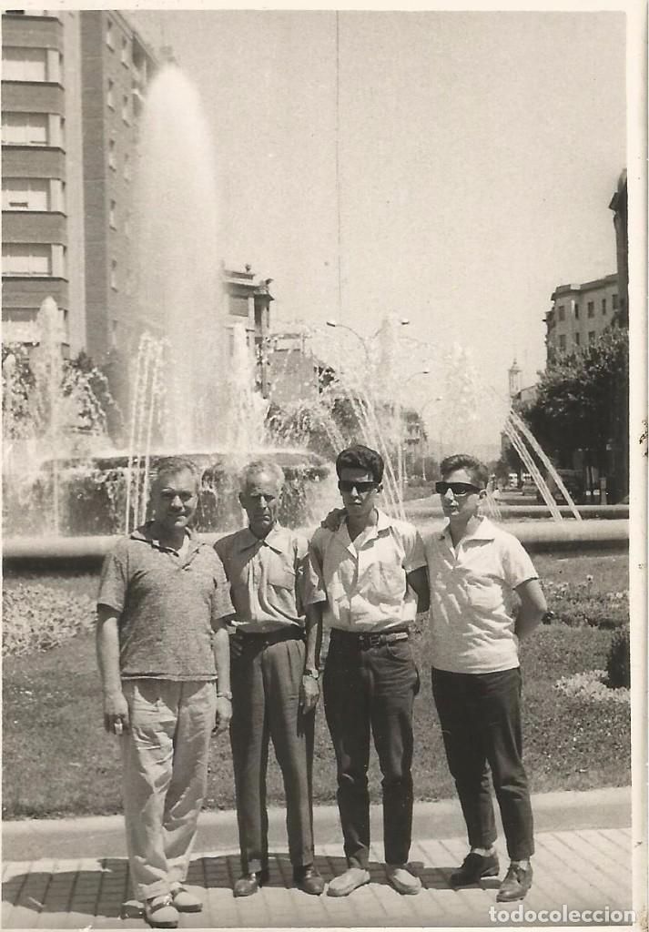 Fotograf&iacute;a antigua: *** D277 - FOTOGRAFIA - CUATRO AMIGOS JUNTO A UNA FUENTE - RF. C00