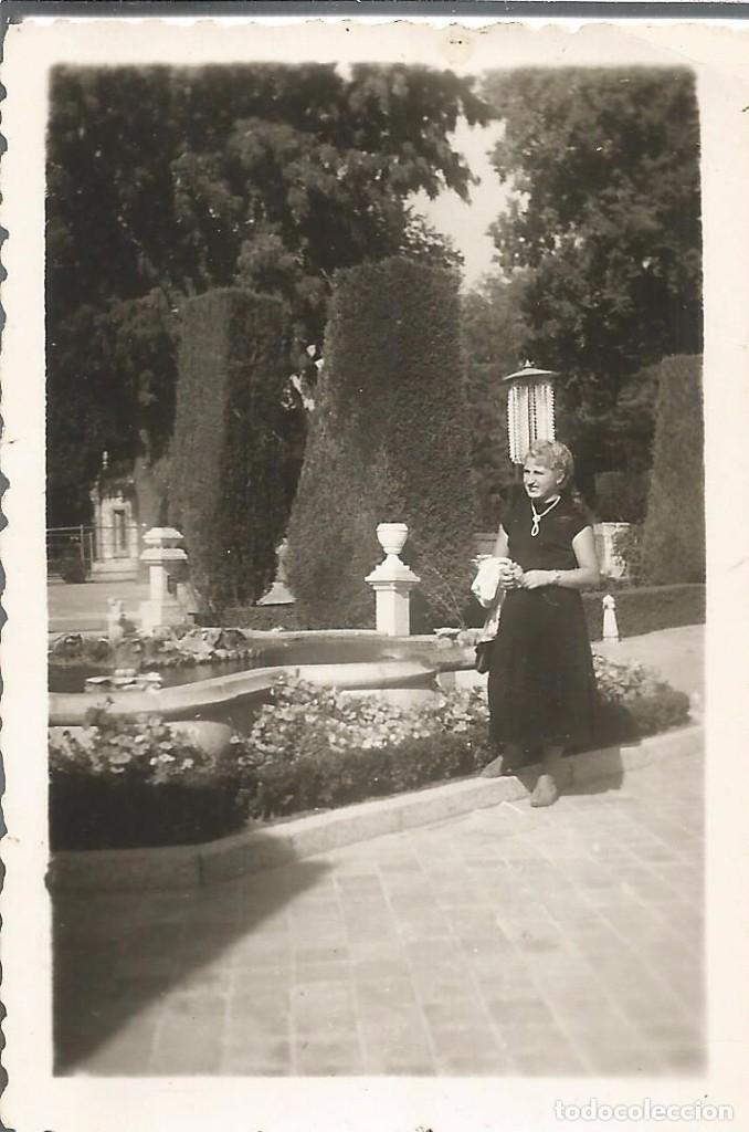 Fotograf&iacute;a antigua: ** AB238 - FOTOGRAFIA - SE&Ntilde;ORA EN UN PARQUE - RF. C00