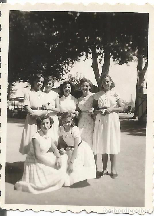 Fotografia antica: ** FP386 - FOTOGRAFIA PEQUE&Ntilde;O FORMATO - GRUPO DE JOVENES AMIGAS - 6 X 4,5 CM.- RF. C75