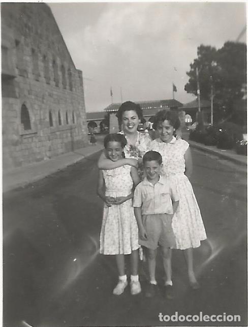 Fotografia antica: ** FP391 - FOTOGRAFIA PEQUE&Ntilde;O FORMATO - SE&Ntilde;ORA CON TRES JOVENCITOS - 6 X 4,5 CM.- RF. C75