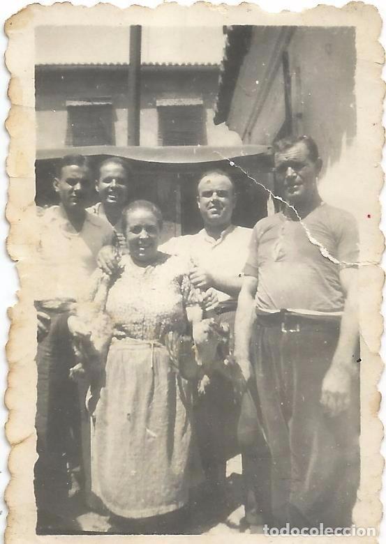 Fotografia antiga: ** FP398 - FOTOGRAFIA PEQUE&Ntilde;O FORMATO - GRUPO DE AMIGOS - 6,7 X 4,5 CM. - RF. C75