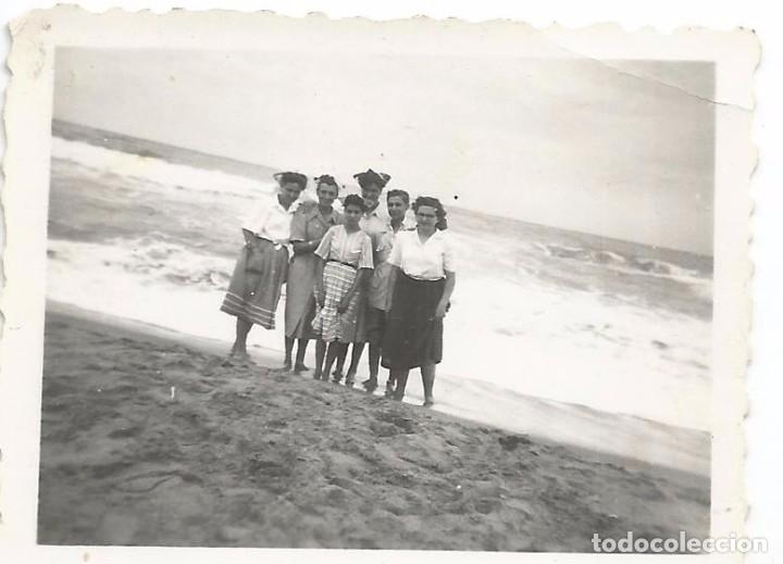 Fotografia antiga: ** FP399 - FOTOGRAFIA PEQUE&Ntilde;O FORMATO - GRUPO DE AMIGAS - 6,3 X 4,5 CM. - RF. C75