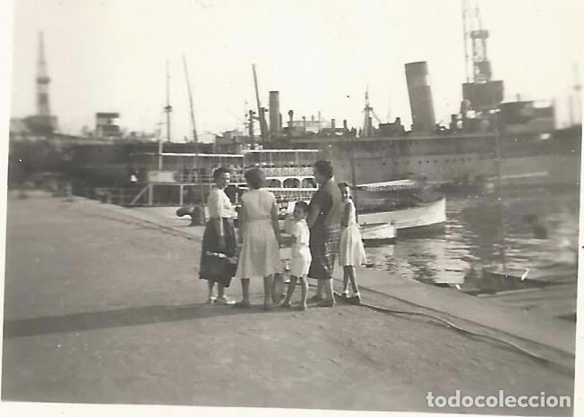 Fotografia antiga: ** FP403 - FOTOGRAFIA PEQUE&Ntilde;O FORMATO - GRUPO DE AMIGAS EN UN PUERTO - 6 X 4,5 CM. - RF. C75
