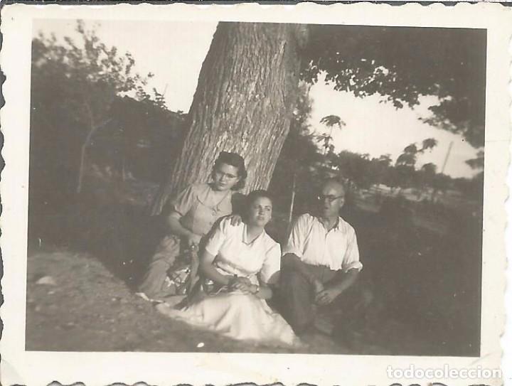 Fotograf&iacute;a antigua: ** FP417 - FOTOGRAFIA PEQUE&Ntilde;O FORMATO - TRES AMIGOS JUNTO A UN ARBOL - 6 X 4,5 CM. - RF. C75