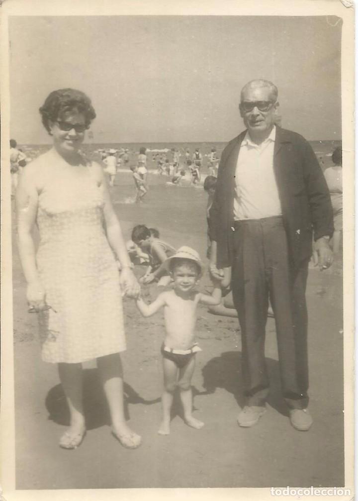 Antique Photography: :::: D623 - FOTOGRAFIA - SE&Ntilde;OR Y SE&Ntilde;ORA CON UN NI&Ntilde;ITO EN LA PLAYA