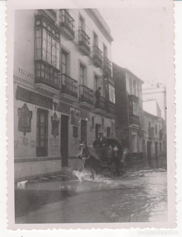Alte Fotografie: Antigua Fotograf&iacute;a de la Calle Trajano en Sevilla con una inundaci&oacute;n . A&ntilde;o 1950-1955 seg&uacute;n reverso