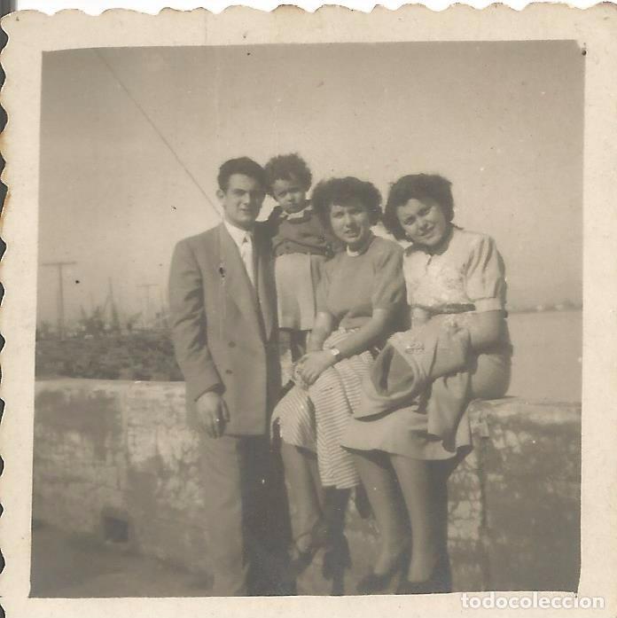 Alte Fotografie: == D536 - FOTOGRAFIA PEQUE&Ntilde;O FORMATO - TRES AMGOS UN UN NI&Ntilde;ITO - 6 X 6 CM.