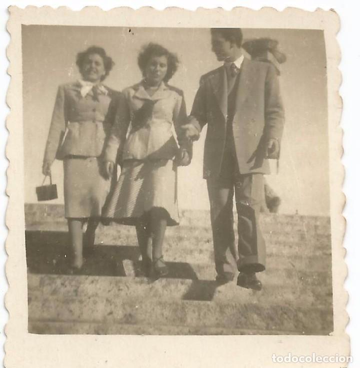 Alte Fotografie: :::: AB274 - FOTOGRAFIA PEQUE&Ntilde;O FORMATO - TRES AMIGOS - 6 X 6 CM.