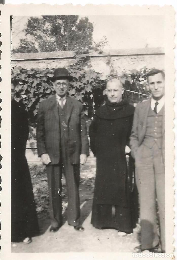 Fotografia antiga: *** AB294 - FOTOGRAFIA - SACERDOTE CON DOS AMIGOS - 1945