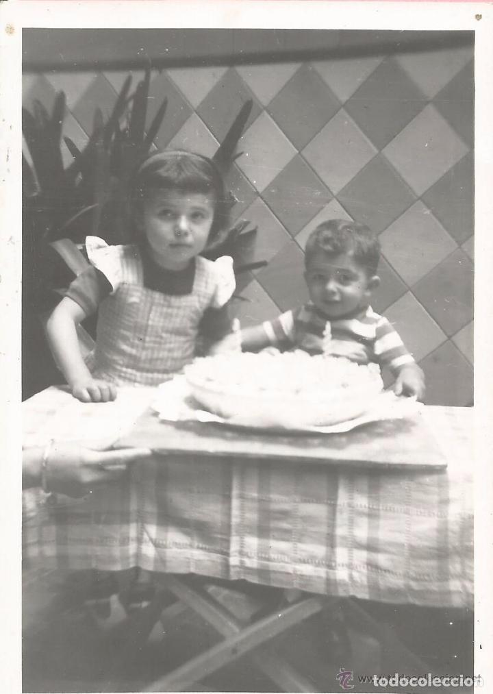 Fotograf&iacute;a antigua: ** AB419 -  FOTOGRAFIA - PAREJITA JUNTO A UN PASTEL DE CUMPLEA&Ntilde;OS - RF. C00