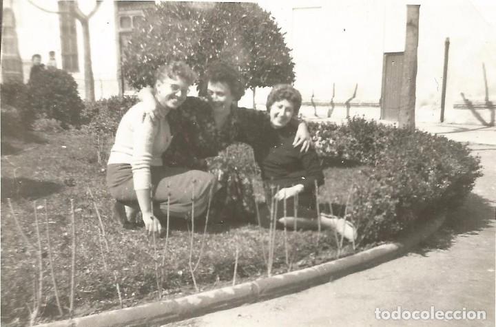 Fotograf&iacute;a antigua: ** AB422 - FOTOGRAFIA - TRES AMIGAS  - 1960 - RF. C00