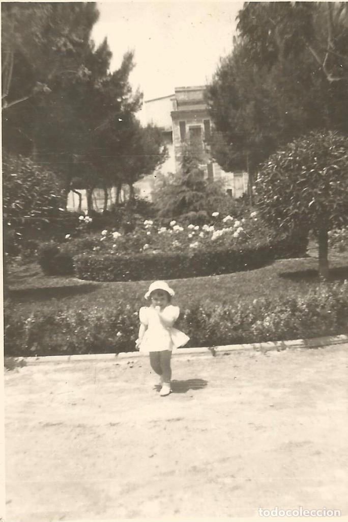 Fotograf&iacute;a antigua: ** AB423 - FOTOGRAFIA - NI&Ntilde;ITA EN UN PARQUE - RF. C00