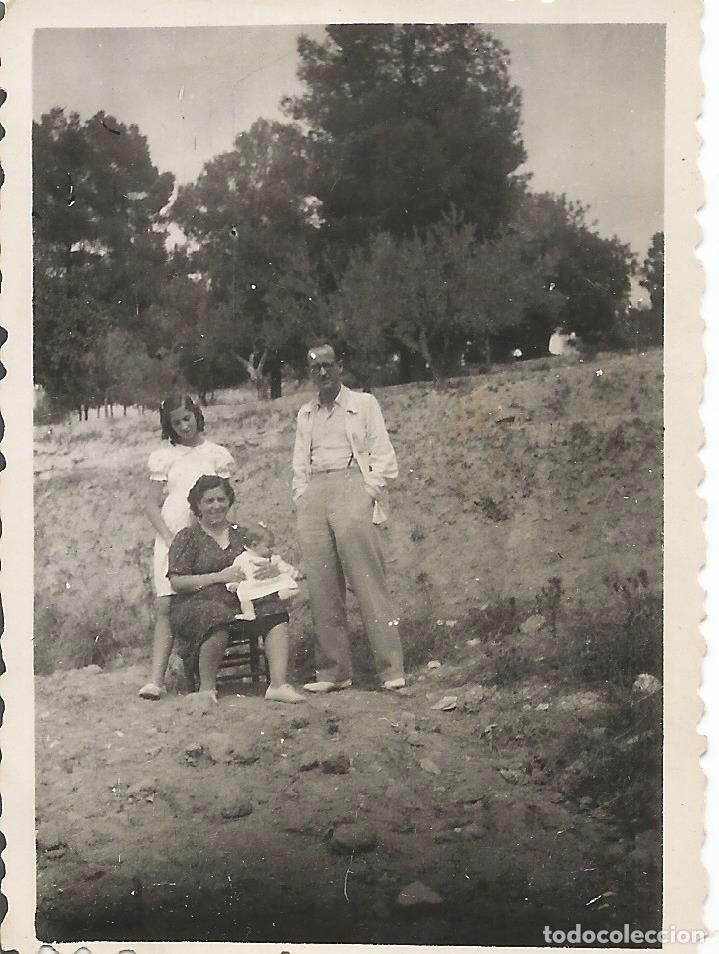 Fotograf&iacute;a antigua: *** AB503 - FOTOGRAFIA - GRUPO FAMILIAR EN EL CAMPO