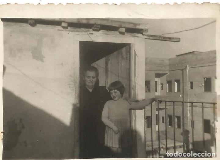 Fotograf&iacute;a antigua: *** AB506 - FOTOGRAFIA - SE&Ntilde;ORA MAYOR CON UNA JOVENCITA