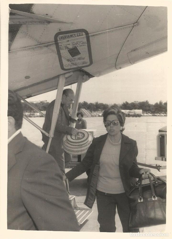 Fotografia antica: :::: JN348 - FOTOGRAFIA - SE&Ntilde;ORA BAJANDO DE UN AVI&Oacute;N - AEROPUERTO DE MANISES - 18 X 13 CM. - RF. FA0