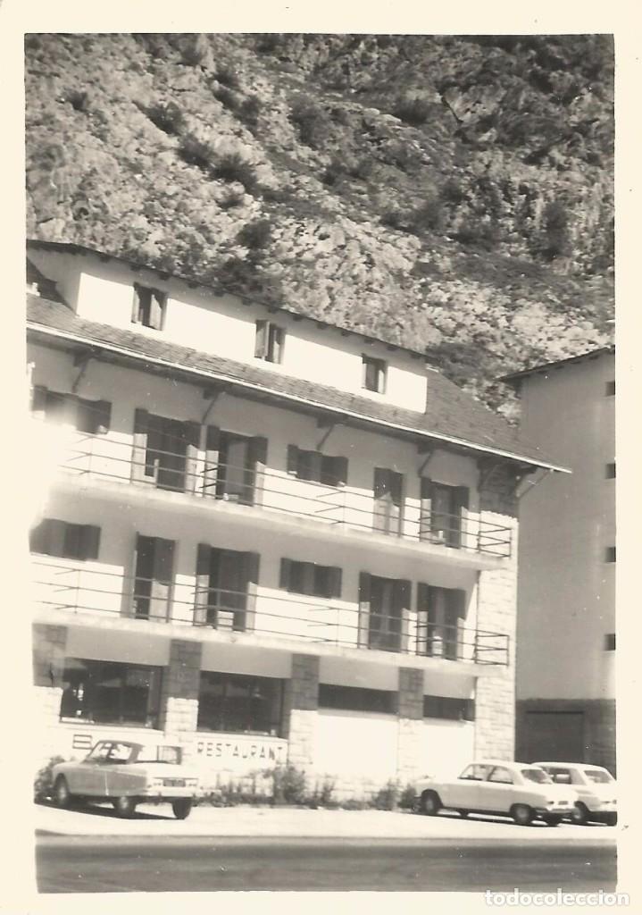 Fotografia antica: ** AB453 - FOTOGRAFIA - PAISAJE - EDIFICIO CON COCHES APARCADOS DELANTE - RF. C00