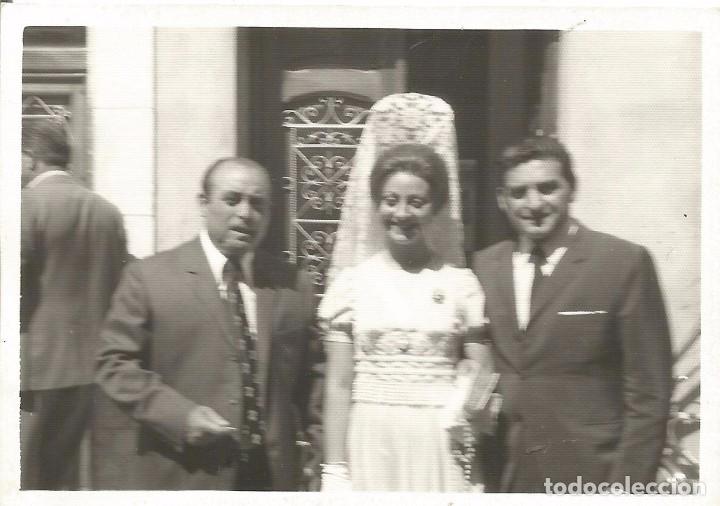 Fotografia antica: *** AB466 - FOTOGRAFIA - SE&Ntilde;ORA CON MANTILLA CON DOS ACOMPA&Ntilde;ANTES