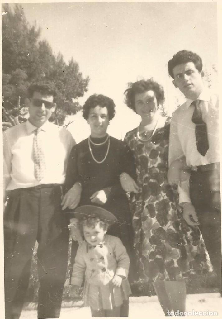 Fotografia antica: ** AB468 -  FOTOGRAFIA - GRUPO DE AMIGOS CON UNA PRECIOSA NI&Ntilde;ITA - RF. C00