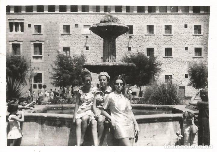 Fotografia antica: ** AB471 - FOTOGRAFIA - TRES AMIGAS JUNTO A UNA FUENTE - RF. C00
