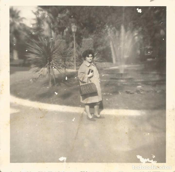 Fotografia antiga: *** AB610 - FOTOGRAFIA - SE&Ntilde;ORA EN UN PARQUE