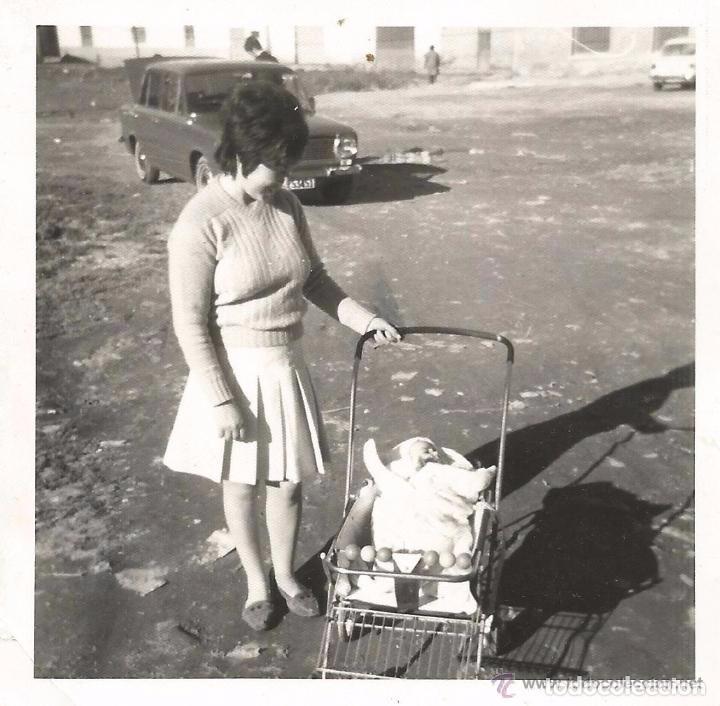 Photographie ancienne: ** AB629 - FOTOGRAFIA - SE&Ntilde;ORA CON SU BEB&Eacute;, DETRAS UN COCHE APARCADO - RF. C00