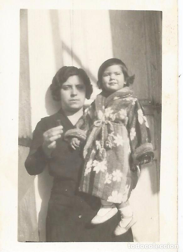 Fotograf&iacute;a antigua: *** FP441 - FOTOGRAFIA PEQUE&Ntilde;O FORMATO - SE&Ntilde;ORA CON UNA NI&Ntilde;ITA EN BRAZOS - 7 X 4,5 CM.