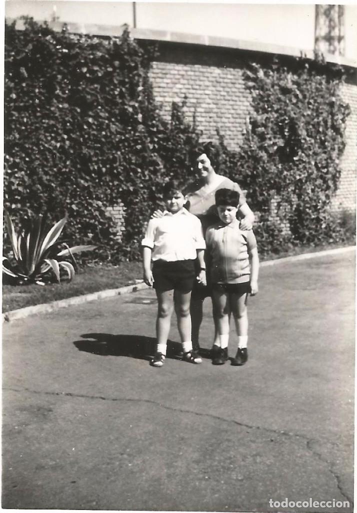 Fotograf&iacute;a antigua: *** AB743 - FOTOGRAFIA - SE&Ntilde;ORA CON DOS JOVENCITOS