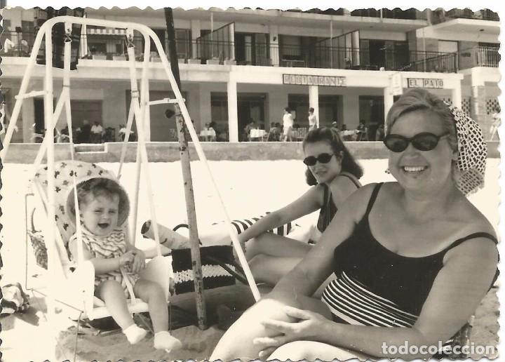 Fotograf&iacute;a antigua: == AB744 - FOTOGRAFIA - SE&Ntilde;ORA CON UNA JOVEN Y UNA NI&Ntilde;ITA