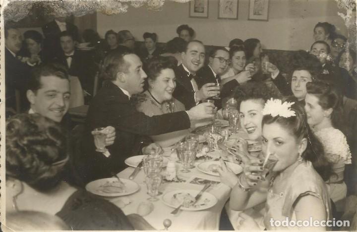 Fotograf&iacute;a antigua: *** P183 - FOTOGRAFIA - GRUPO DE AMIGOS EN UN FIESTA - 17 X 11 CM.