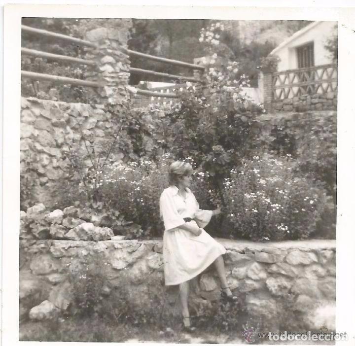 Fotograf&iacute;a antigua: ** AB632 - FOTOGRAFIA - SE&Ntilde;ORA EN BONITO PAISAJE - RF. C00