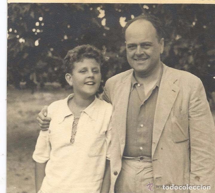 Fotograf&iacute;a antigua: ** AB640 -  FOTOGRAFIA - SE&Ntilde;OR CON UN JOVENCITO - 1944- RF. C00