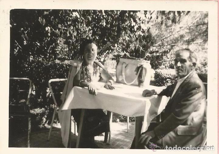 Fotograf&iacute;a antigua: ** AB752 - FOTOGRAFIA - PAREJA SENTADA EN UNA TERRAZA - RF. C00