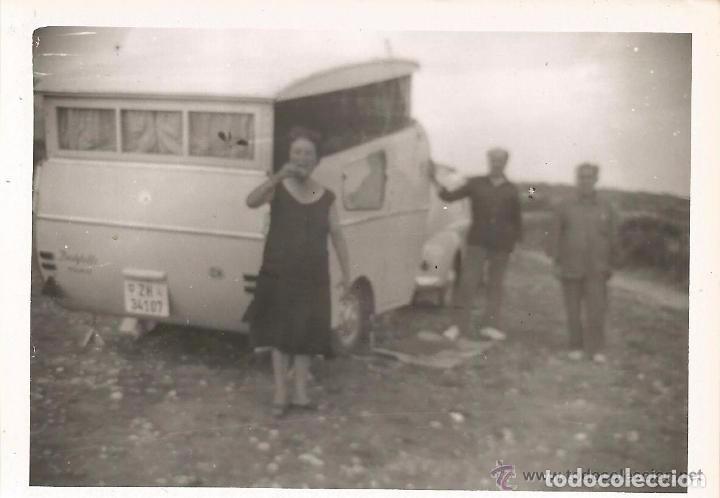 Fotograf&iacute;a antigua: ** AB753 - FOTOGRAFIA - TRES AMIGOS JUNTO A UNA CARAVANA - RF. C00