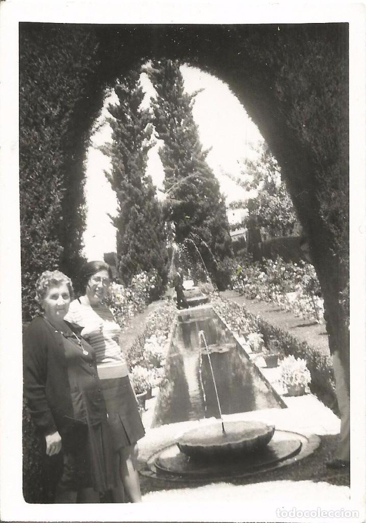 Fotograf&iacute;a antigua: ** AB755 - FOTOGRAFIA - DOS AMIGAS JUNTO A UNA FUENTE - RF. C00